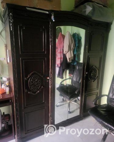 চার পাটের আলমারি