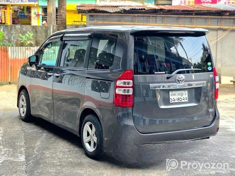 Toyota Noah X Push 2 Door PWR 2012