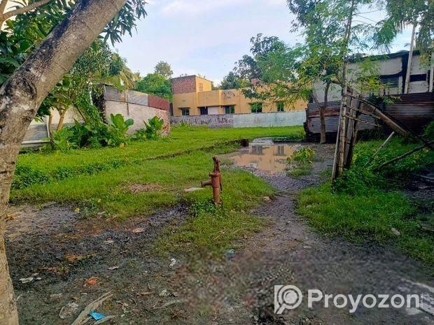 তিন কাঠা জমি, পানির ব্যবস্থা করা আছে, বিদ্যুতের আছে।