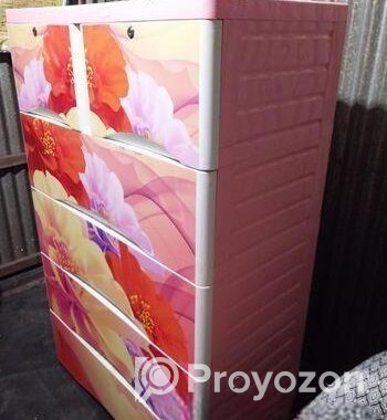 Wardrobes দেখতে নতুনের মতই মাত্র কয়েক মাস ব্যবহার