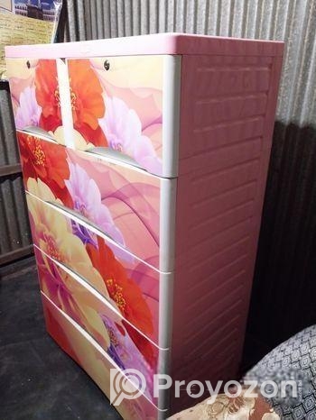Wardrobes দেখতে নতুনের মতই মাত্র কয়েক মাস ব্যবহার