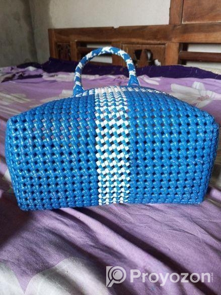 বেতির ব্যাগ বিক্রি করা হবে ।