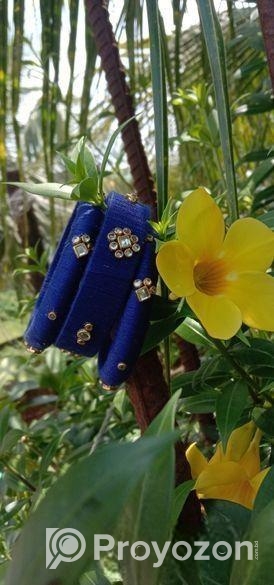 “নতুন নীল রঙের হাতের চুরি”