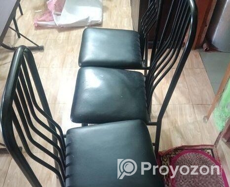 একটি টেবিল ও 3 টি চেয়ার