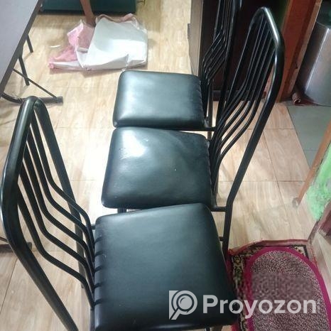 একটি টেবিল ও 3 টি চেয়ার