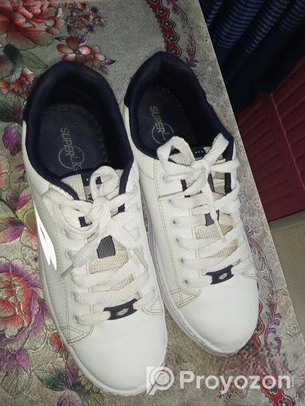 ( Lotto) ব্র্যান্ডের স্টাইলিশ সাদা জুতা বিক্রি হবে