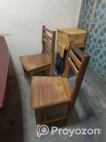 কাঠের চেয়ার