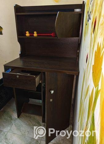 বাচ্চাদের পড়ার টেবিল