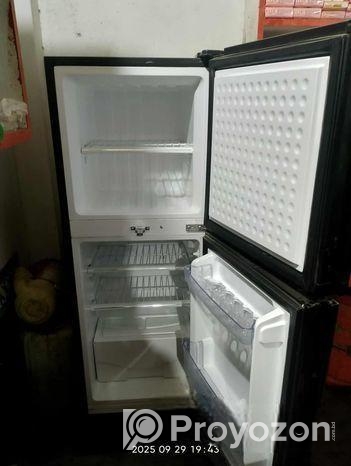 একটি ফ্রিজ বিক্রি হবে