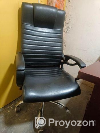 কাঠের চেয়ার