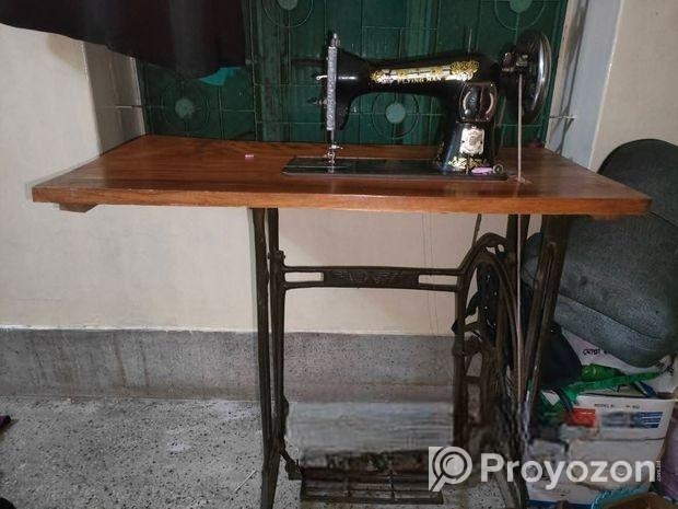লোহার স্ট্যান্ড ও কাঠের টেবিলসহ ফ্লাইং ম্যান সেলাই মেশিন।