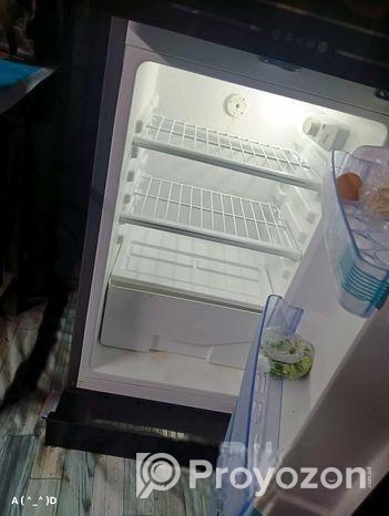 একটি ফ্রিজ বিক্রি হবে।