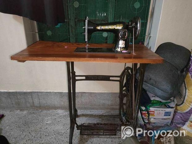 লোহার স্ট্যান্ড ও কাঠের টেবিলসহ ফ্লাইং ম্যান সেলাই মেশিন।