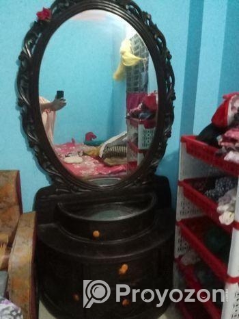 ড্রেসিং টেবিল