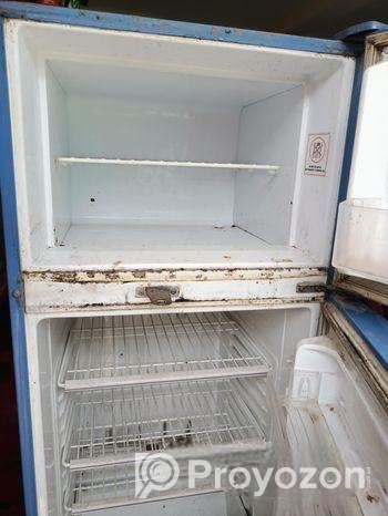 ফ্রীজ বিক্রি হবে