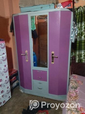 আলমারি বিক্রি হবে