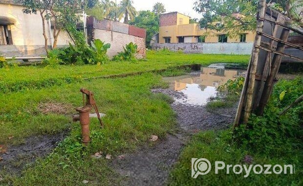 তিন কাঠা জমি, পানির ব্যবস্থা করা আছে, বিদ্যুতের আছে।
