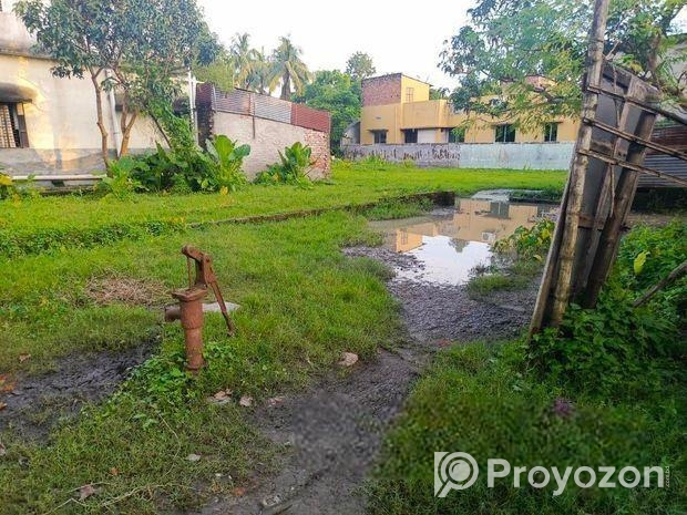 তিন কাঠা জমি, পানির ব্যবস্থা করা আছে, বিদ্যুতের আছে।
