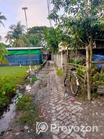 তিন কাঠা জমি, পানির ব্যবস্থা করা আছে, বিদ্যুতের আছে।