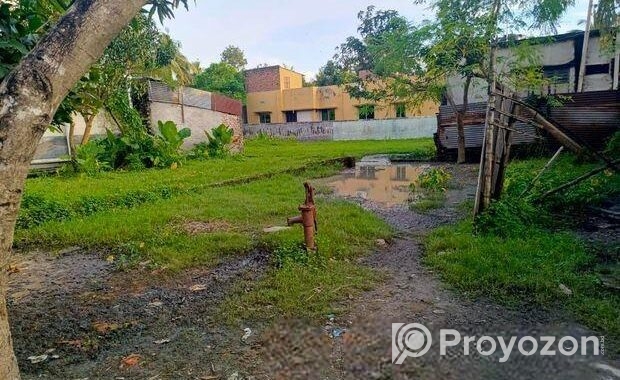 তিন কাঠা জমি, পানির ব্যবস্থা করা আছে, বিদ্যুতের আছে।