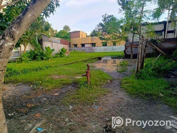 তিন কাঠা জমি, পানির ব্যবস্থা করা আছে, বিদ্যুতের আছে।