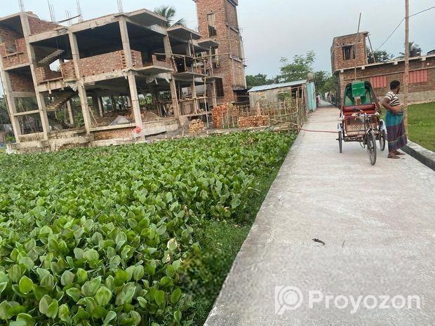 রাস্তা পাশেই দক্ষিনমূখী আবাসিক এলাকায় জমি বিক্রয় হবে।