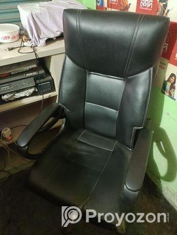 বস চেয়ার চারপাশে ঘুরে