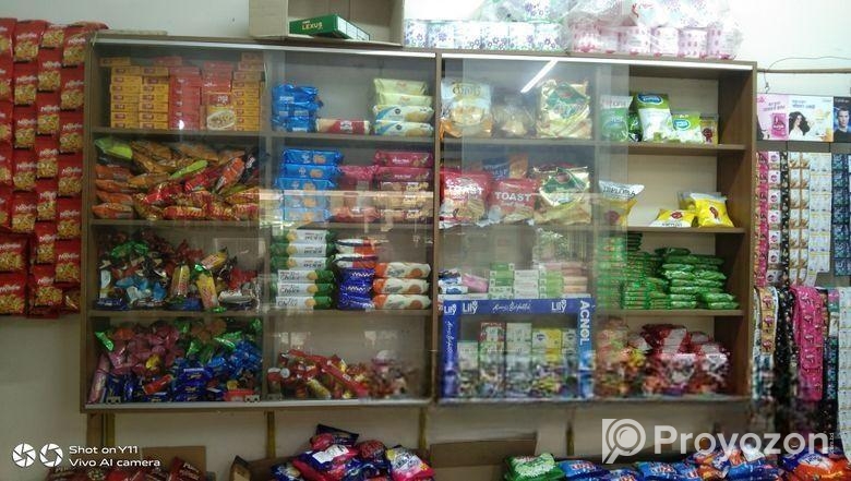 আবাসিক এলাকায় যে বিল্ডিং এর নিচে দোকান।