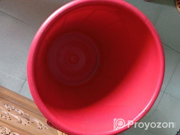 এলনিনো হ্যান্ড ফিডিং বেবি