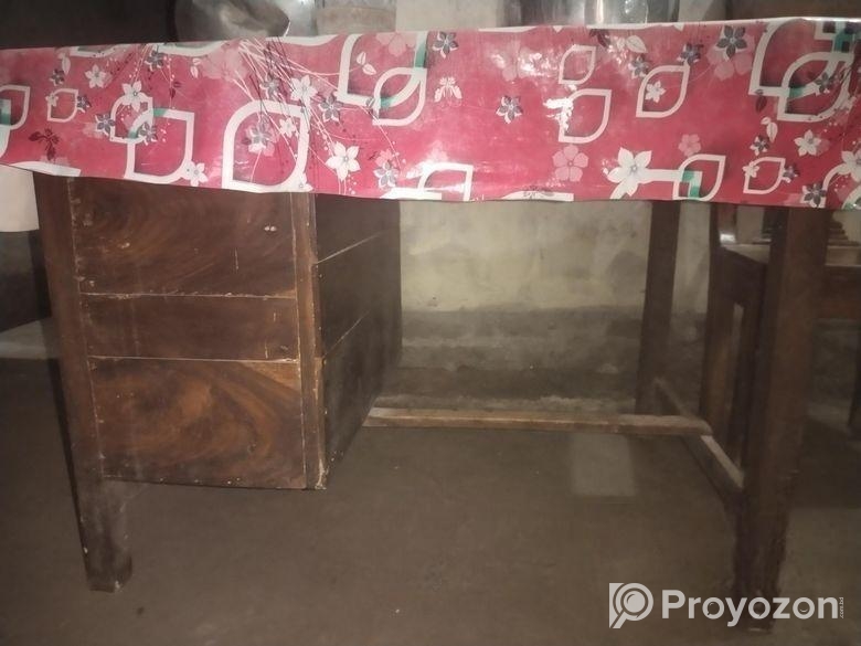 টেবিলটি বিক্রি করা হবে