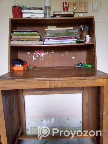 পড়ার টেবিল