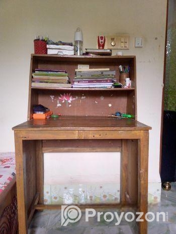 পড়ার টেবিল