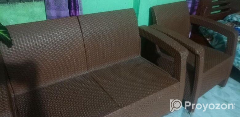 আরএফএল এর তিনপিচ সোফা বিক্রি করতে চাই।