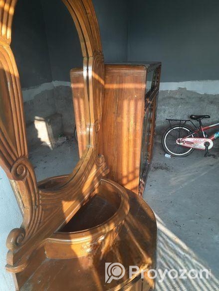 খুবই সুন্দর একটি ড্রেসিং টেবিল বিক্রি করা হয