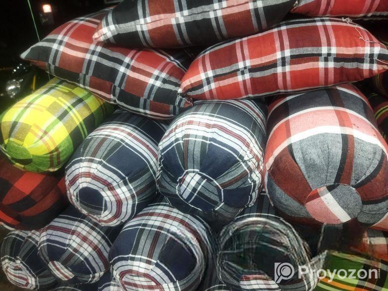 ল্যাপ 1 টা তোশক বালিশ 2 কোলবালিশ