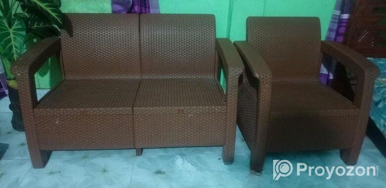 আরএফএল এর তিনপিচ সোফা বিক্রি করতে চাই।