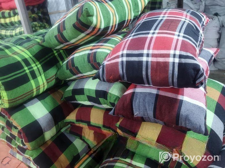 ল্যাপ 1 টা তোশক বালিশ 2 কোলবালিশ