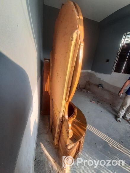 খুবই সুন্দর একটি ড্রেসিং টেবিল বিক্রি করা হয