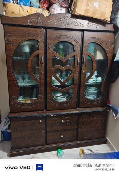 এই শোকেসটা বিক্রি করা হবে