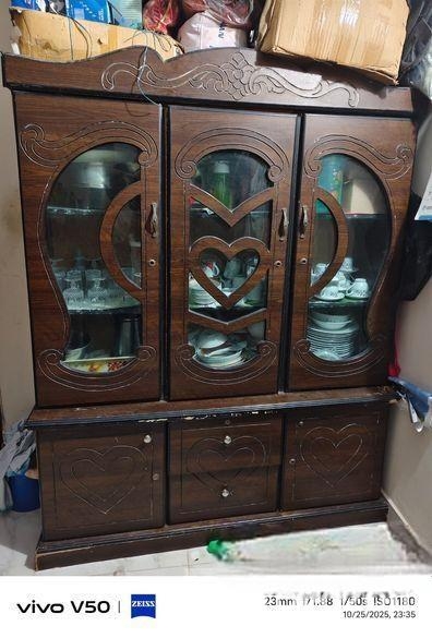 এই শোকেসটা বিক্রি করা হবে