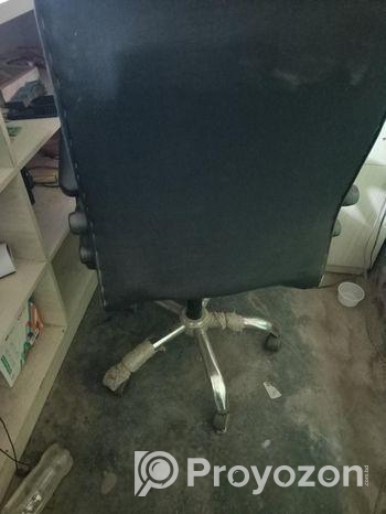 বস চেয়ার চারপাশে ঘুরে