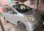 Toyota Noah . 2010