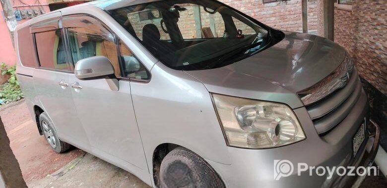 Toyota Noah . 2010