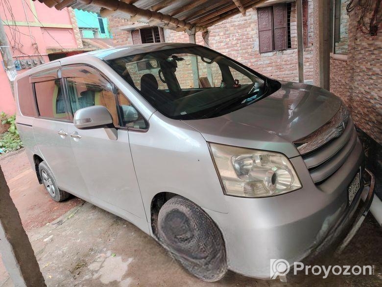 Toyota Noah . 2010