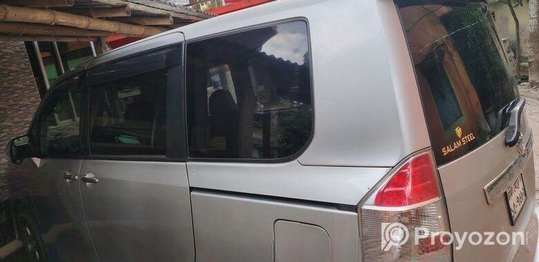 Toyota Noah . 2010