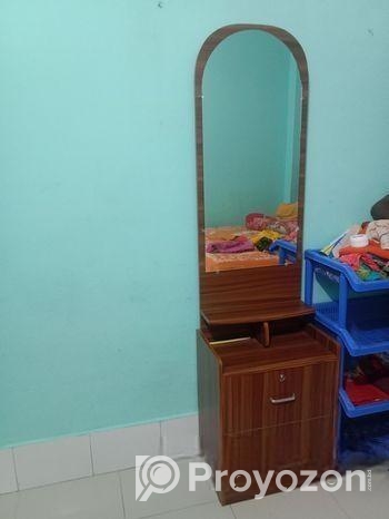 ড্রেসিং টেবিল