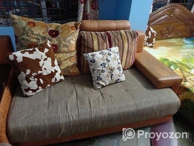 একটি ৫ সিটের সোফা বিক্রি করা হবে