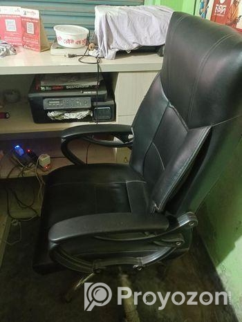 বস চেয়ার চারপাশে ঘুরে