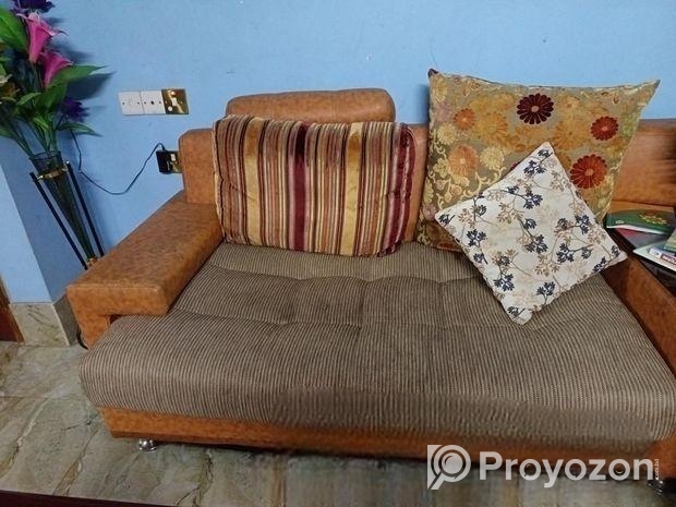 একটি ৫ সিটের সোফা বিক্রি করা হবে