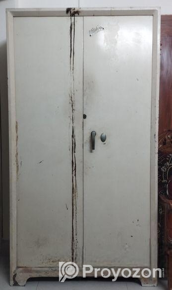 পুরাতন কিন্তু মজবুত ডাবল ডোর মেটালিক আলমারি (Steel Almirah) বিক্র